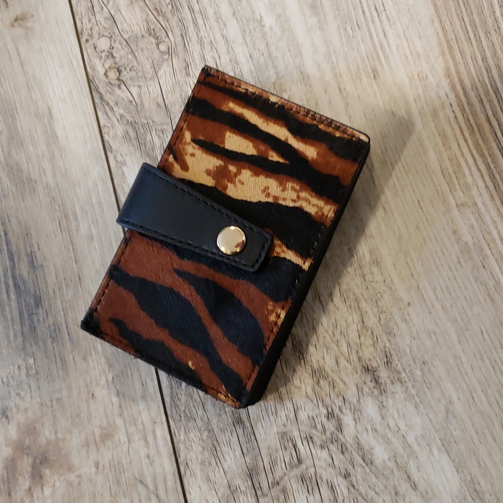NWOT Chicos cowhide card holder